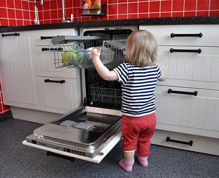 Ребенок возле посудомоечной машины