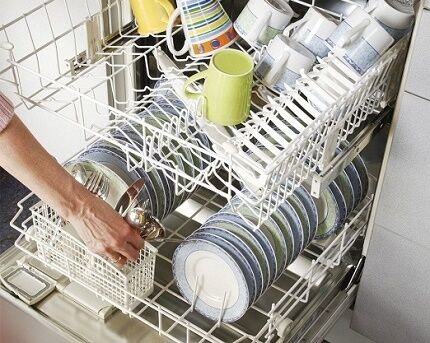 Тарелки и чашки в посудомоечной машине