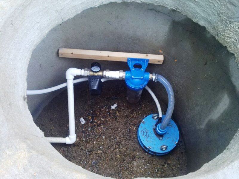 Колодец пропускает воду. Водопровод от скважины. Колодец водоснабжения. Водопровод на даче. Колодец для водопровода.