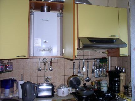 Газовый водонагреватель в интерьере кухни