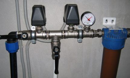 Манометр на системе водоснабжения дома