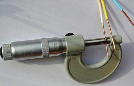 Измерение диаметра микрометром