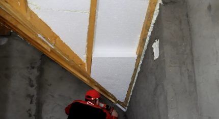 Укладка пенопласта при утеплении мансардной крыши Монтаж второго слоя пенопласта