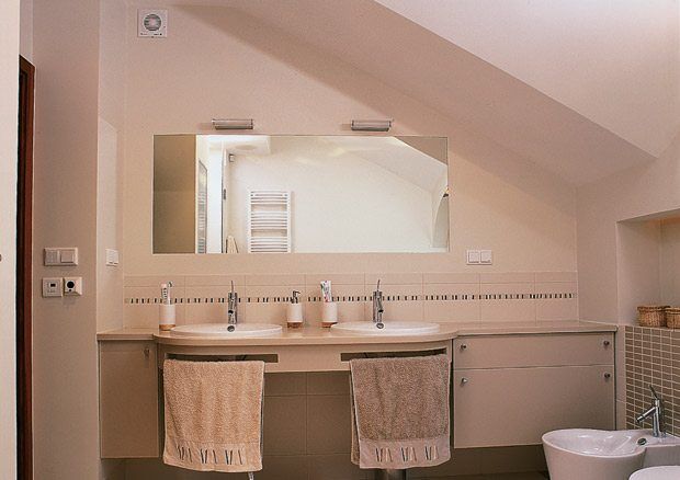 Вентиляция ванной комнаты в частном доме. Вытяжка в ванной в интерьере. Вытяжные окна в ванной комнате в частном доме. Вытяжка в ванную комнату в частном доме.