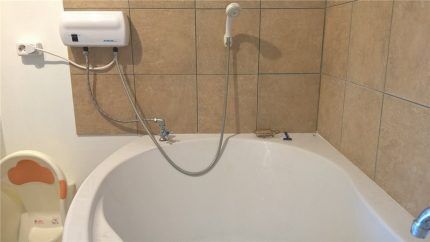 Проточный водонагреватель в ванной комнате