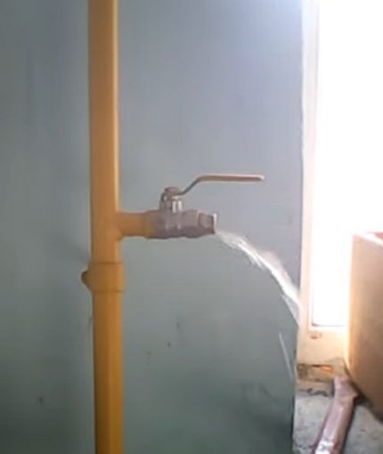 Вода в газовой трубе квартиры