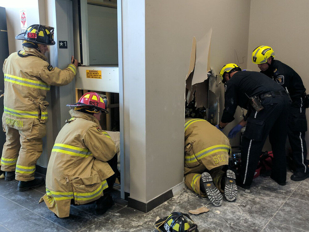 Спасательный дом. Пожарный лифт. Пожар в шахте лифта. Пожар в кабине лифта. Пожар в лифтовой шахте.