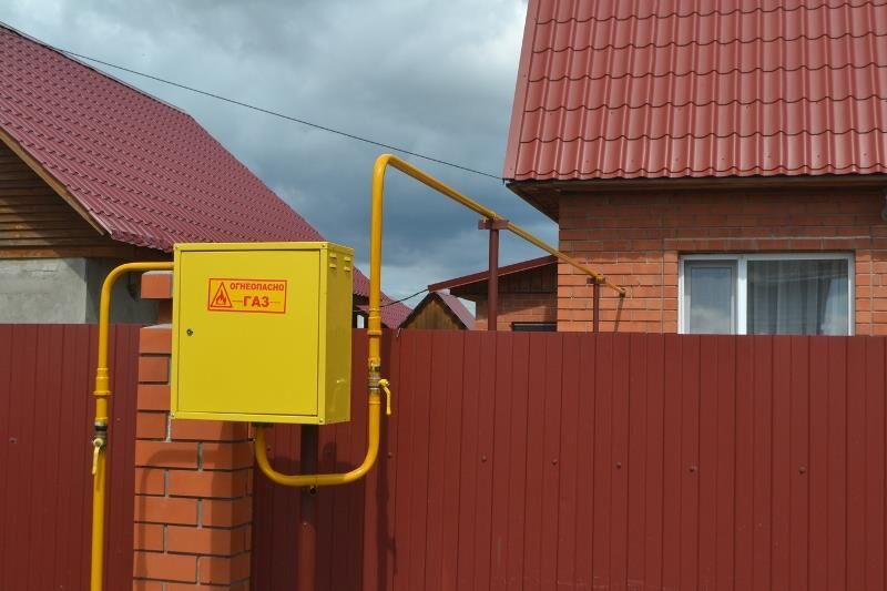 Газовики требуют переделать ввод газа в частный дом через крышу - правомерно ли это