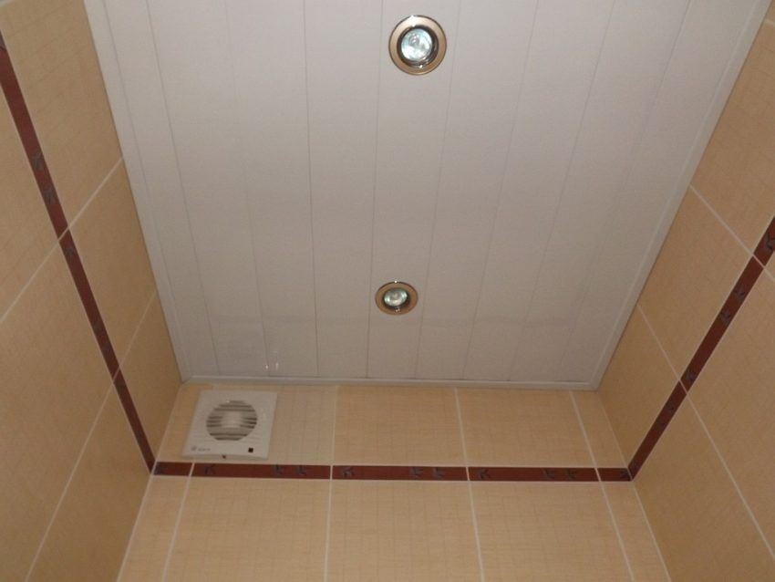 Вытяжка на потолке в туалете