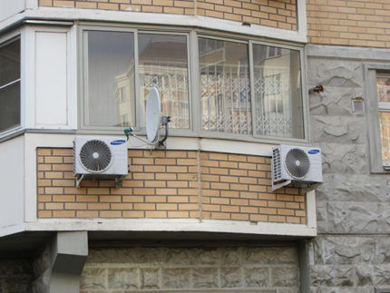 ustanovka naruzhnogo bloka kondicionera na parapet balkona