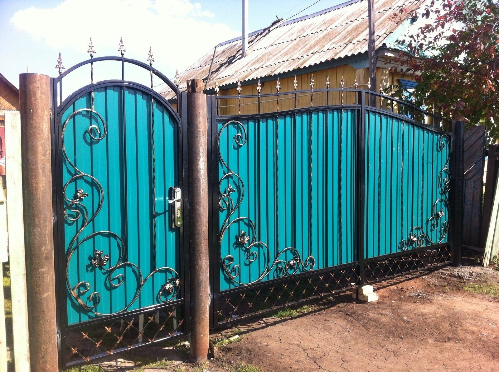 Ворота кованые с калиткой из профнастила