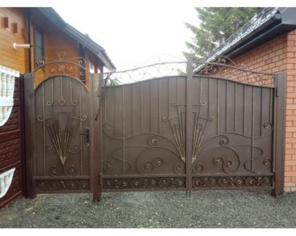 Глухие металлические распашные ворота
