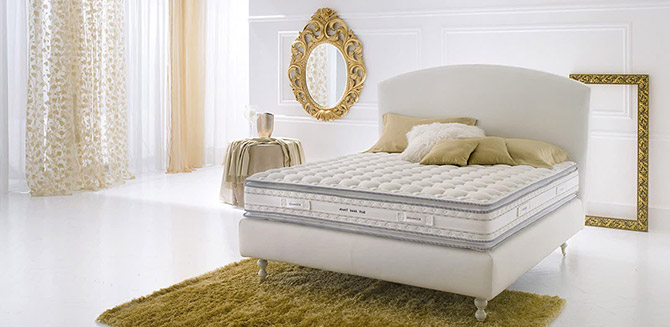 Белая кровать
