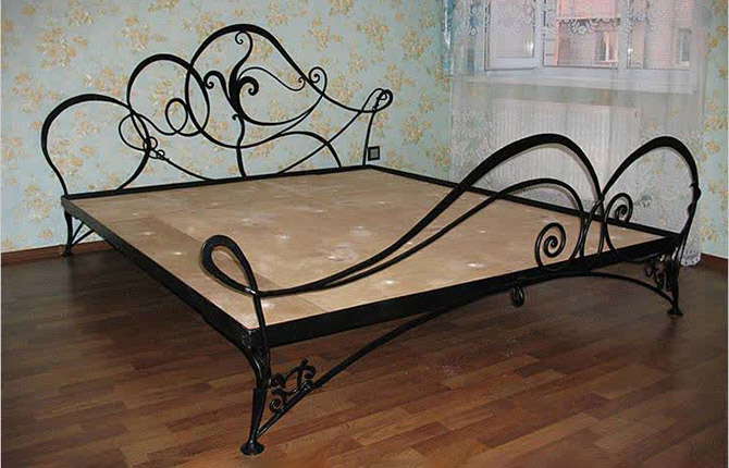 Кровать из кованого металла 