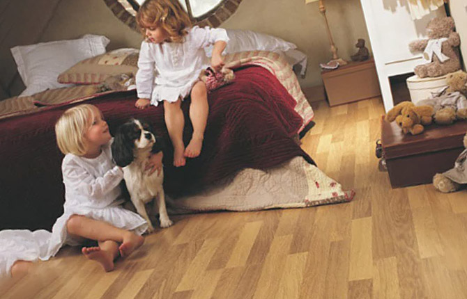 Дети на полу играют с собакой