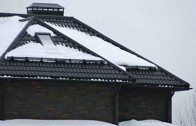 Снегозадержатели на крышу: особенности разных видов приспособлений